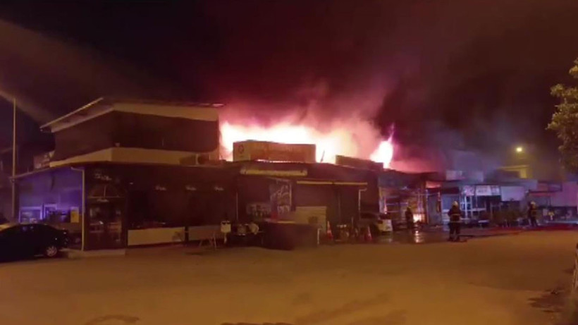 Kadın esnafın iş yerini benzin döküp yaktılar: 2 kişi tutuklandı