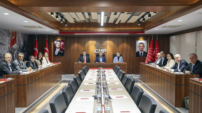 CHP MYK toplanıyor! Özgür Özel'e saldırı masada!