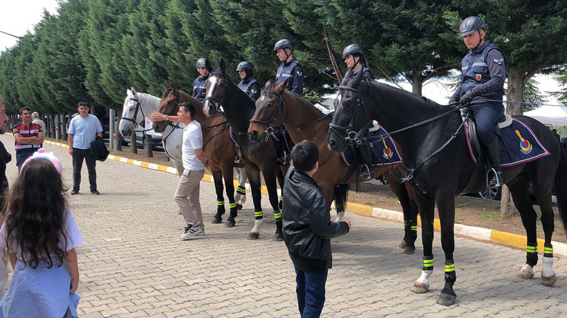 Yunus'un diyarında unutulmayacak hatıra! Atlı jandarmalar ilgi odağı oldu