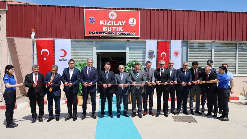 Aliağa Cezaevi’nde ‘Kızılay Butik’ açıldı! Başsavcı Yeldan kurdeleyi kesti