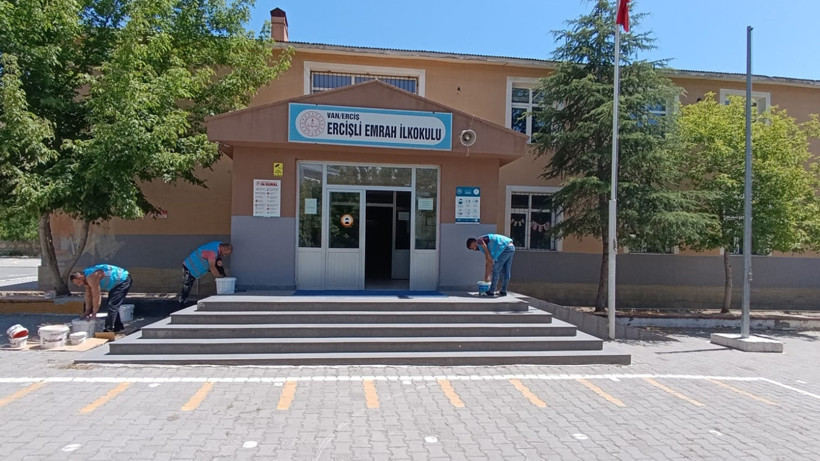 Koruma Kurulu karar vermişti! Van Erciş'te yükümlüler okulları boyamaya başladı