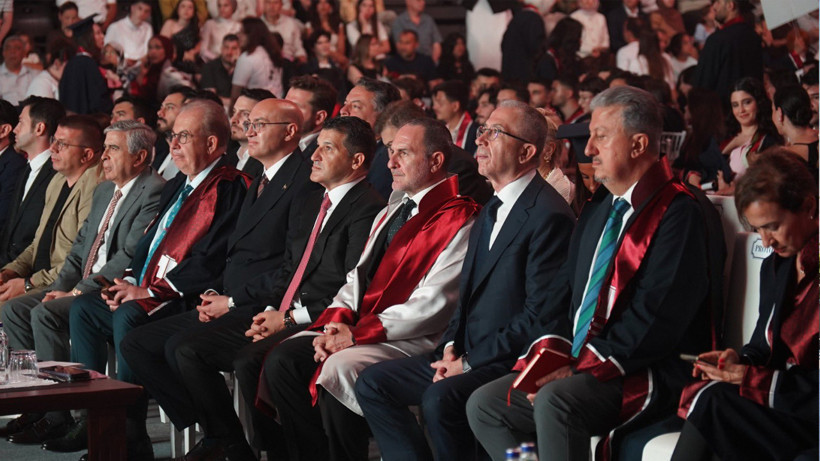 Topkapı Üniversitesi'nde mezuniyet töreni! Başsavcı Duman da heyecanlarına ortak oldu