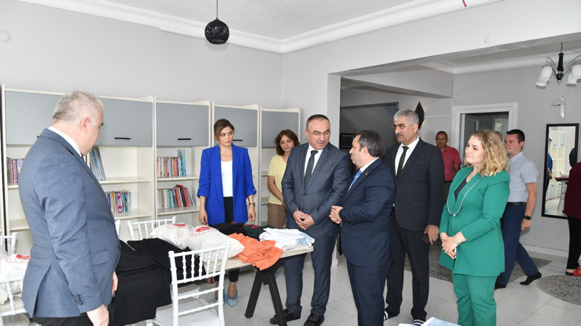 Yükümlülerin diktiği kıyafetler sevgiyle buluştu! Başsavcı Şenol da eşlik etti