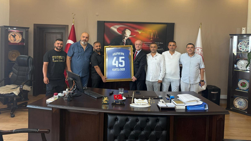 Yeşil sahalardan Başsavcı Kurtca Eker'e ziyaret! İsmi yazılı forma hediye edildi