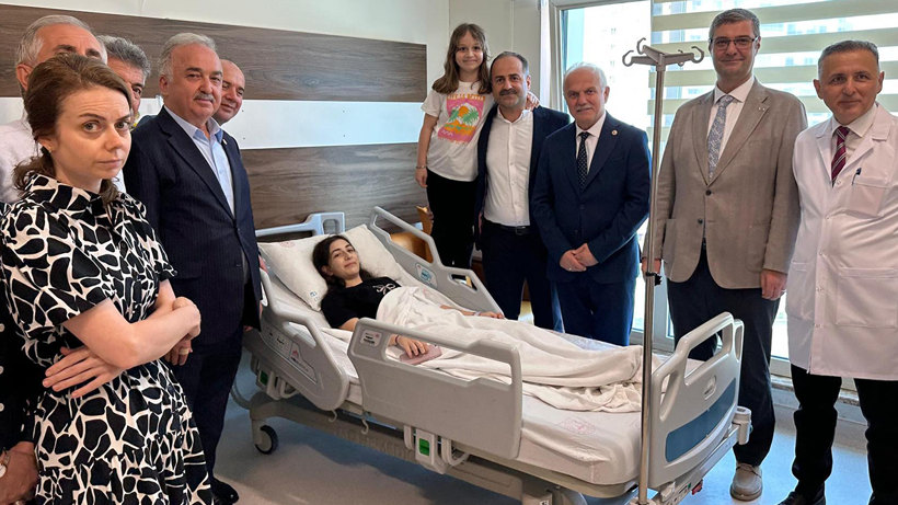 Gönüller, Başsavcı Akkiraz'ın kızıyla birlikte! Ameliyat sonrası yalnız bırakmadılar