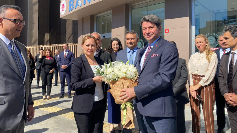 Adliyeden çiçek ve alkışlarla uğurlandı! Başsavcı Gümüş’e veda