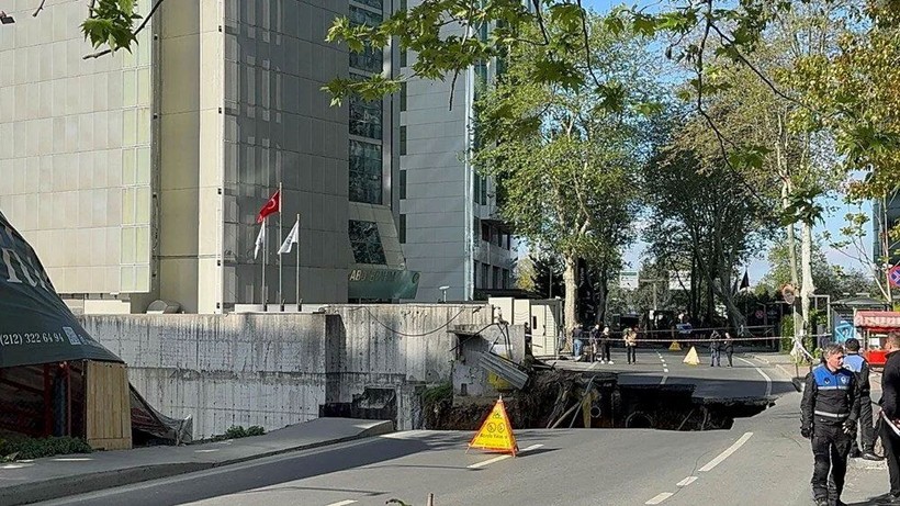 Sarıyer'de yol çöktü! Tedirginlik devam ediyor: Cadde trafiğe kapatıldı - Resim: 1