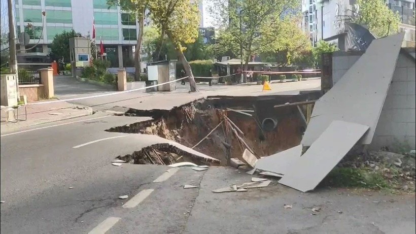 Sarıyer'de yol çöktü! Tedirginlik devam ediyor: Cadde trafiğe kapatıldı - Resim: 3