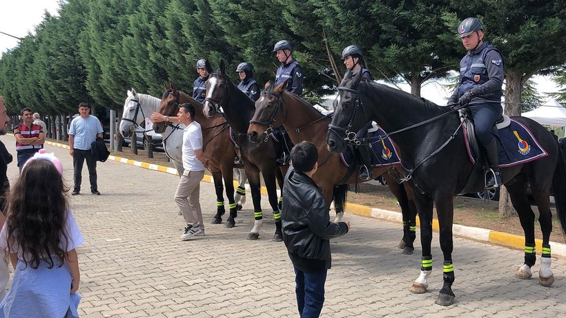 Yunus'un diyarında unutulmayacak hatıra! Atlı jandarmalar ilgi odağı oldu - Resim: 1