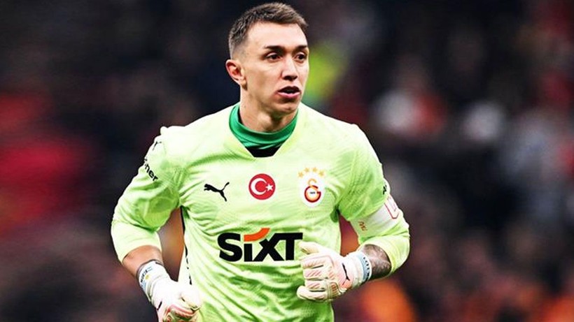 Muslera, Türk futbol tarihine geçebilir! Efsane futbolcuyu da geride bırakacak - Resim: 2