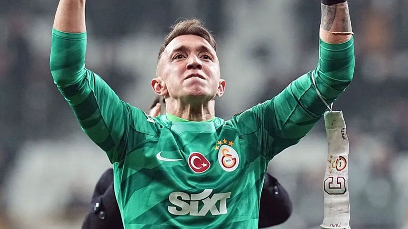 Muslera, Türk futbol tarihine geçebilir! Efsane futbolcuyu da geride bırakacak - Resim: 4