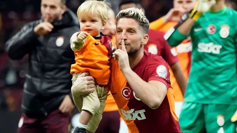 Galatasaray'da Mertens bilmecesi! Futbolu bırakıyor mu? - Resim: 4