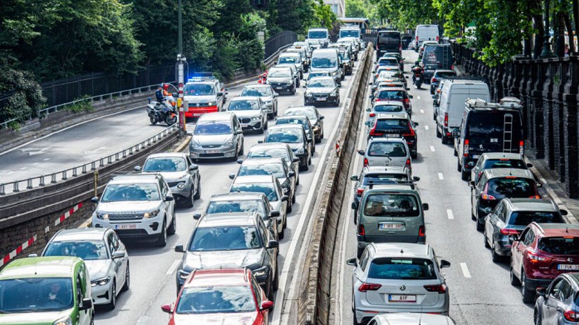 Trafik cezalarına 'makyaj yapmak' eklendi: 9 bin lira cezası var - Resim: 2