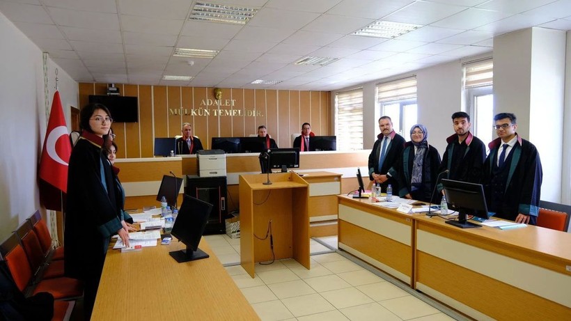 Hukuk bilgilerini pratiğe döktüler! Geleceğin yargı mensupları 'farazi' davada - Resim: 1