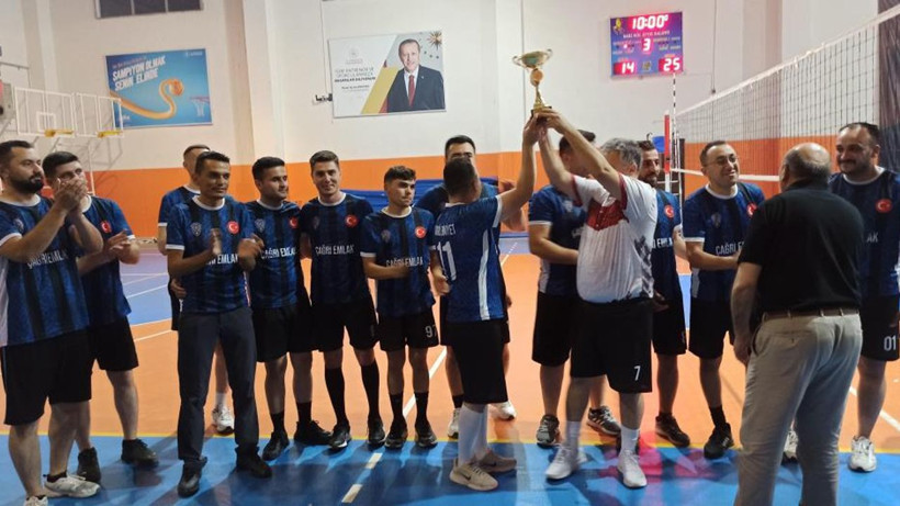 Voleybol turnuvası tamamlandı! Başsavcı Fatih Şimşek ilçe protokolü ile kupa verdi - Resim: 1