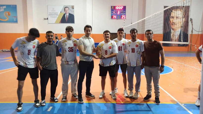 Voleybol turnuvası tamamlandı! Başsavcı Fatih Şimşek ilçe protokolü ile kupa verdi - Resim: 3