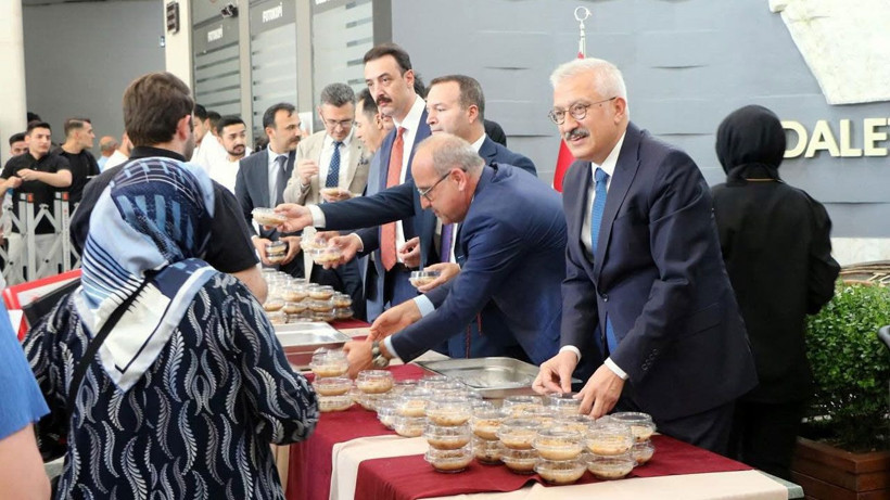 Bursa Adliyesi'nde Aşure Günü etkinliği! Başsavcı Solmaz bizzat dağıttı - Resim: 1