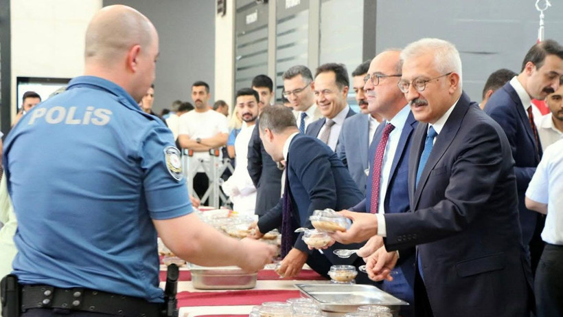 Bursa Adliyesi'nde Aşure Günü etkinliği! Başsavcı Solmaz bizzat dağıttı - Resim: 2