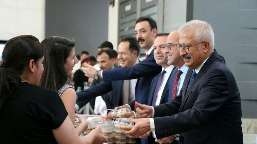 Bursa Adliyesi'nde Aşure Günü etkinliği! Başsavcı Solmaz bizzat dağıttı - Resim: 3