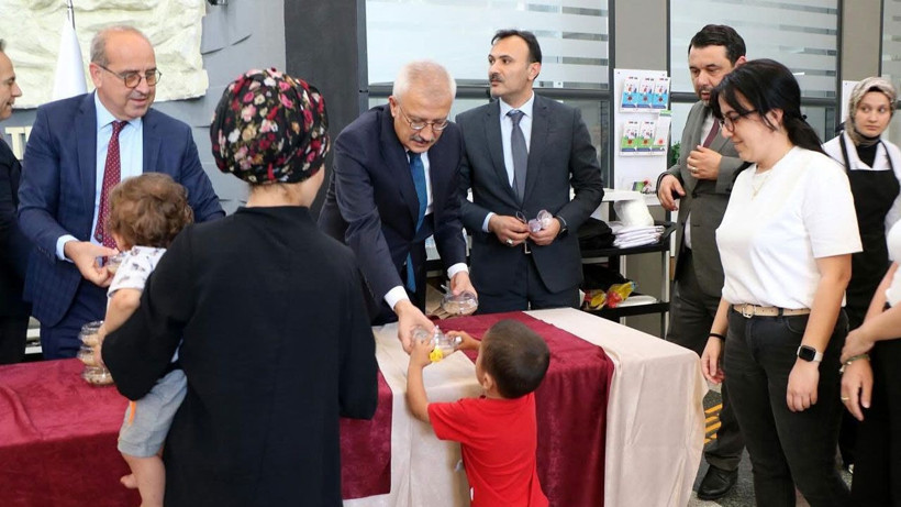 Bursa Adliyesi'nde Aşure Günü etkinliği! Başsavcı Solmaz bizzat dağıttı - Resim: 4