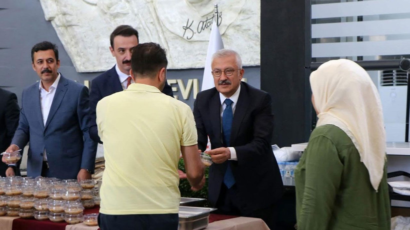 Bursa Adliyesi'nde Aşure Günü etkinliği! Başsavcı Solmaz bizzat dağıttı - Resim: 5