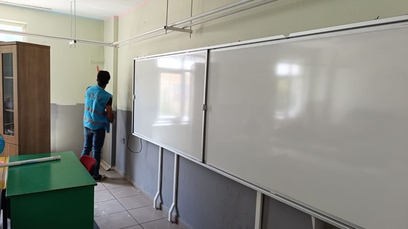 Koruma Kurulu karar vermişti! Van Erciş'te yükümlüler okulları boyamaya başladı - Resim: 1