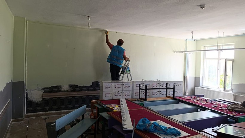 Koruma Kurulu karar vermişti! Van Erciş'te yükümlüler okulları boyamaya başladı - Resim: 2