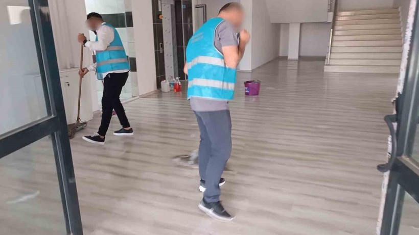 Koruma Kurulu karar vermişti! Van Erciş'te yükümlüler okulları boyamaya başladı - Resim: 4