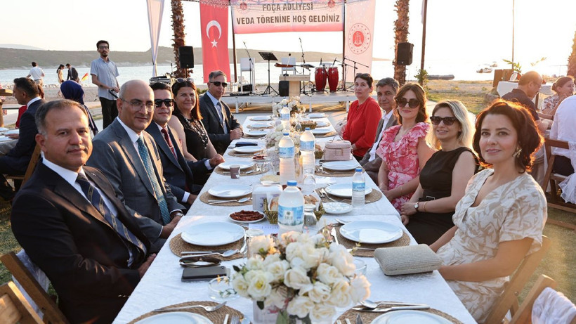 Foça Adliyesi veda yemeğinde buluştu! Kaymakam Aydın plaket takdim etti! - Resim: 2