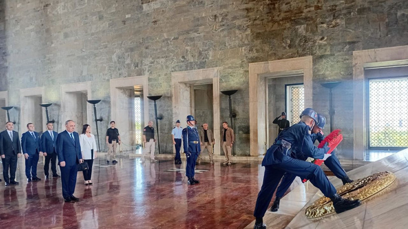 Başsavcı Aliyev'den Anıtkabir'e ziyaret! Çelenk bırakıp Şeref Defteri'ni imzaladı - Resim: 2