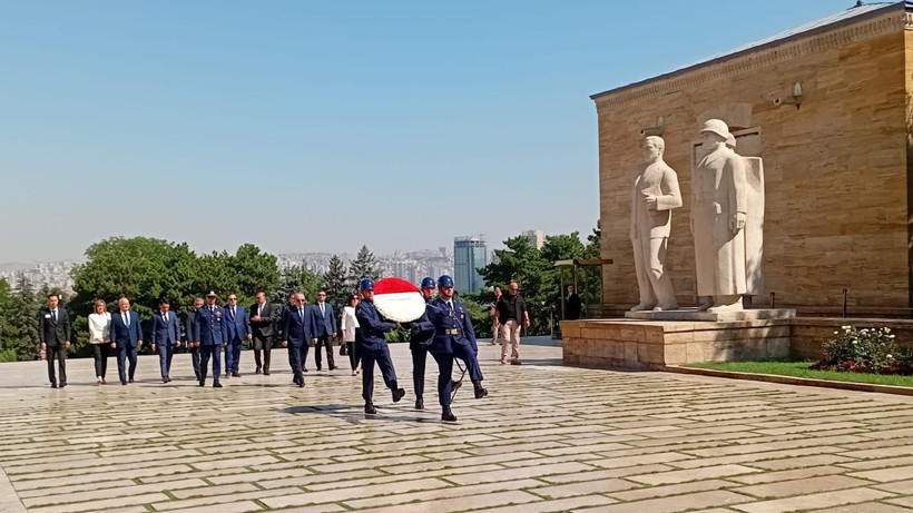 Başsavcı Aliyev'den Anıtkabir'e ziyaret! Çelenk bırakıp Şeref Defteri'ni imzaladı - Resim: 1