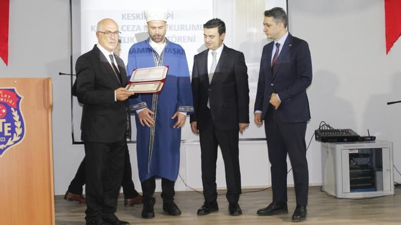 Cezaevinde kurs alarak 1 yılda hafız oldu! Belgesini Başsavcı Çetin'in elinden aldı - Resim: 2