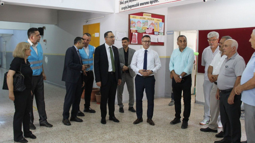 Her şey öğrencilerin eğitimi için! Kaymakam ve başsavcı okul boyadı - Resim: 1
