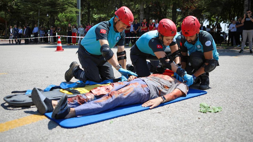 Adalet Akademisinden gerçeği aratmayan deprem ve yangın tatbikatı! Hâkim-savcı yardımcıları ve adayları ile personel eğitimde yer aldı - Resim: 3