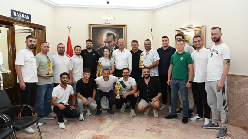 Kurumlar arası voleybol turnuvası tamamlandı! Şampiyon takımdan örnek davranış - Resim: 2