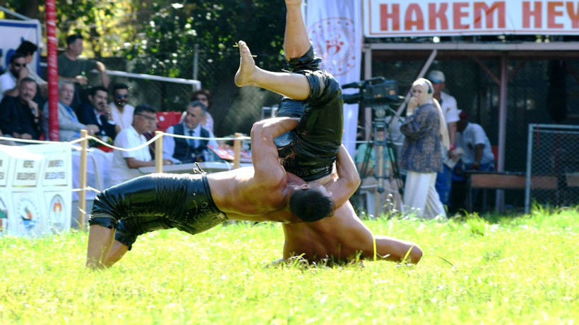 Tarihi Çardak Yağlı Güreşleri düzenlendi! Başsavcı Özkan Gürdoğan er meydanına indi - Resim: 3