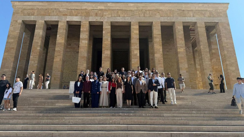 Hakim ve Savcı yardımcıları Anıtkarbir'de! Bayramda Atatürk'ü unutmadılar - Resim: 1