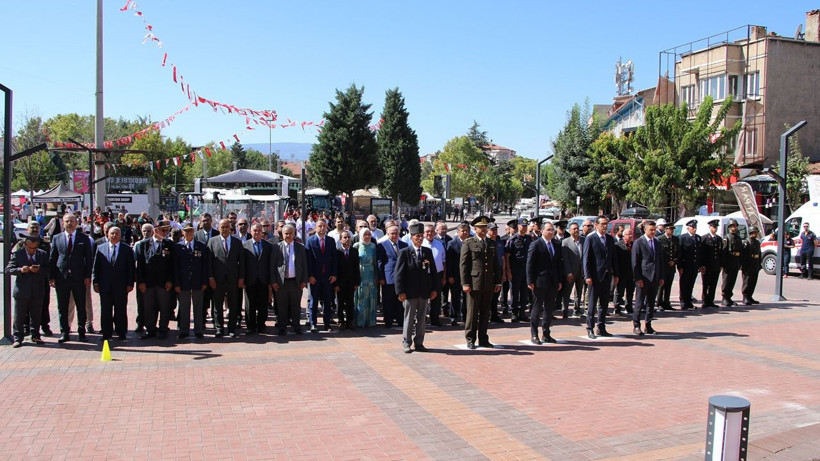 Tavşanlı'da kurtuluş töreni! Başsavcı Can ve Komisyon Başkanı Turan da katıldı - Resim: 1