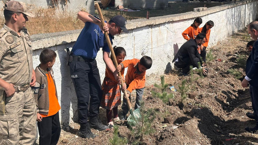 Her çocuğumuz bir fidan ilk ders yeşil vatan! Kaymakam Yılmaz ile Başsavcı Beyazay fidan dikiminde - Resim: 5
