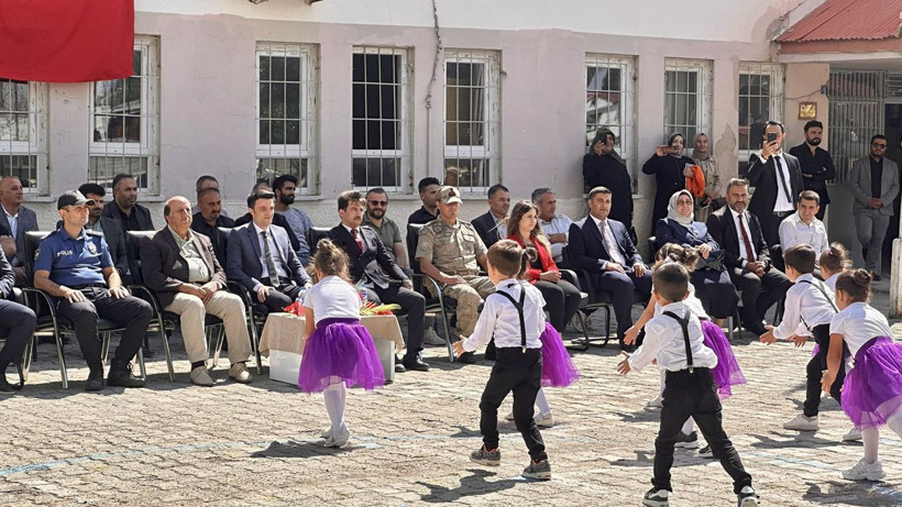 Her çocuğumuz bir fidan ilk ders yeşil vatan! Kaymakam Yılmaz ile Başsavcı Beyazay fidan dikiminde - Resim: 3