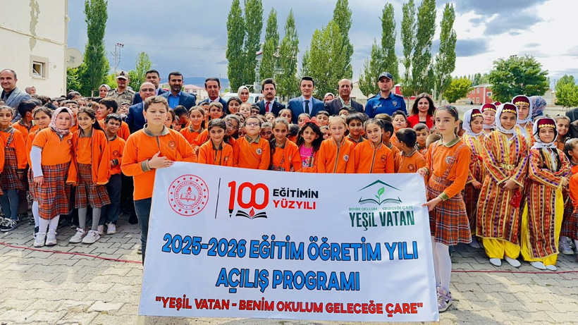 Her çocuğumuz bir fidan ilk ders yeşil vatan! Kaymakam Yılmaz ile Başsavcı Beyazay fidan dikiminde - Resim: 1