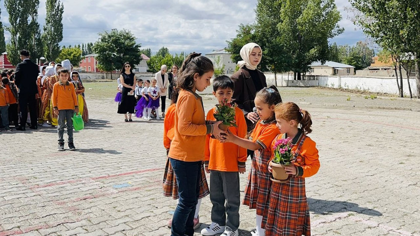 Her çocuğumuz bir fidan ilk ders yeşil vatan! Kaymakam Yılmaz ile Başsavcı Beyazay fidan dikiminde - Resim: 4