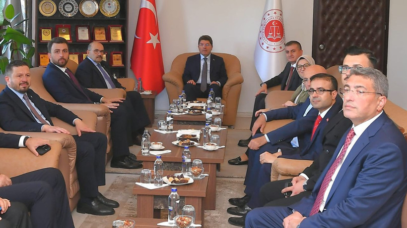 Bakan Tunç ile Vali Ustaoğlu'ndan adliyeye çıkarma - Resim: 1