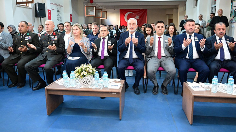 Şehit Tuğgeneral Erdoğan adının verildiği lisede anıldı! Yargıtay Üyesi eşine plaket ve çiçek takdim edildi - Resim: 2