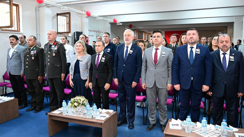 Şehit Tuğgeneral Erdoğan adının verildiği lisede anıldı! Yargıtay Üyesi eşine plaket ve çiçek takdim edildi - Resim: 3
