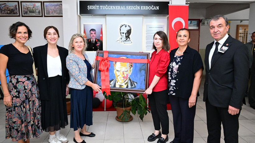 Şehit Tuğgeneral Erdoğan adının verildiği lisede anıldı! Yargıtay Üyesi eşine plaket ve çiçek takdim edildi - Resim: 1