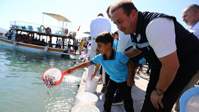 Muğla'da balık popülasyonuna destek! Başsavcı ve Komisyon Başkanı bizzat doğaya saldı - Resim: 4