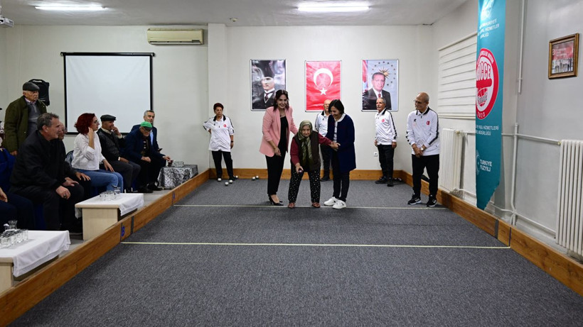 Vali Turan ve Başsavcı Taşkoparan huzurevi sakinleri ile maç yaptı - Resim: 4