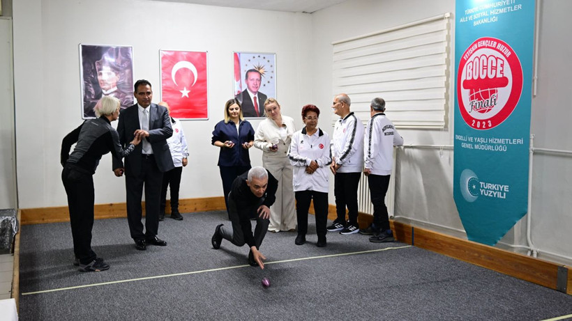 Vali Turan ve Başsavcı Taşkoparan huzurevi sakinleri ile maç yaptı - Resim: 7