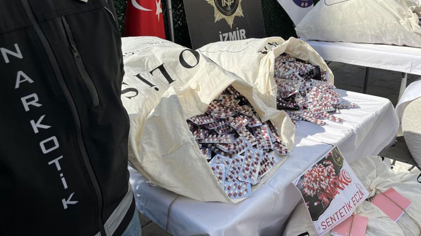 İzmir'de zehir tacirlerine geçit yok! Rekor miktarda sentetik ecza ele geçirildi - Resim: 2